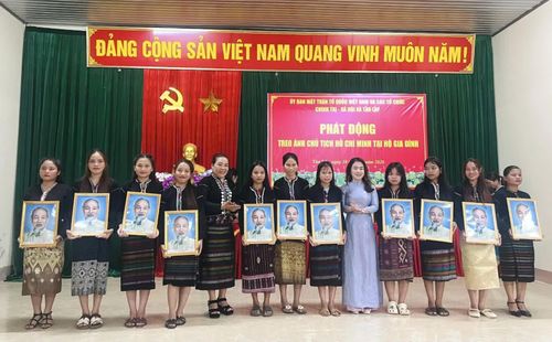 Ban Tổ chức trao tặng ảnh Chủ tịch Hồ Chí Minh cho các hộ gia đình tiêu biểu tại lễ phát động - Ảnh: K.S