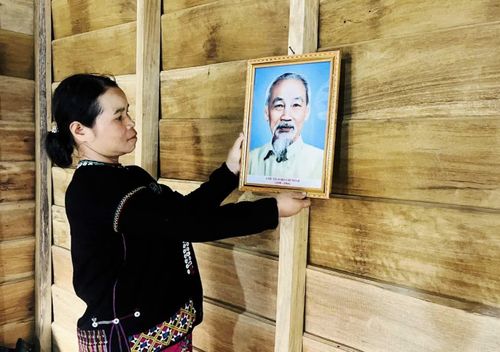 Chị Hồ Thị Nhân, thôn Ta Xía treo ảnh Bác Hồ được tặng nơi trang trọng nhất trong nhà - Ảnh: K.S
