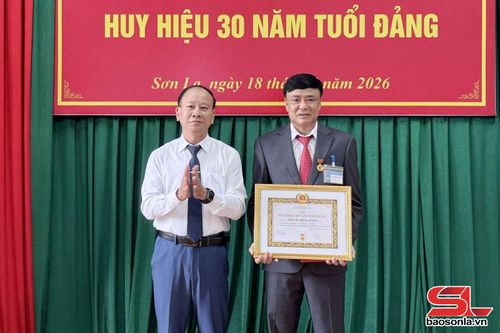Lãnh đạo Đảng ủy UBND tỉnh trao tặng Huy hiệu 30 năm tuổi Đảng cho đảng viên.