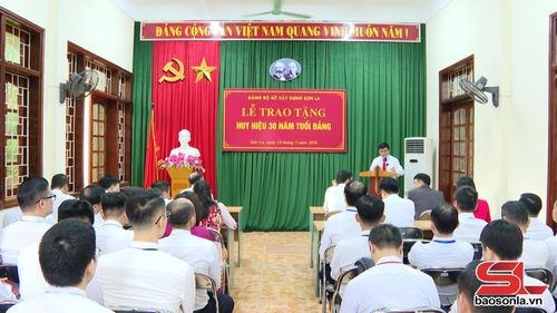 Đảng ủy Sở Xây dựng Lễ trao tặng huy hiệu Đảng đợt 19/5
