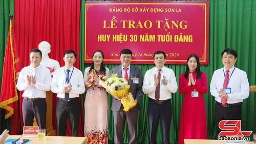 Lãnh đạo, đảng viên Sở Xây dựng tặng hoa chúc mừng đồng chí Nguyễn Đức Luyến.