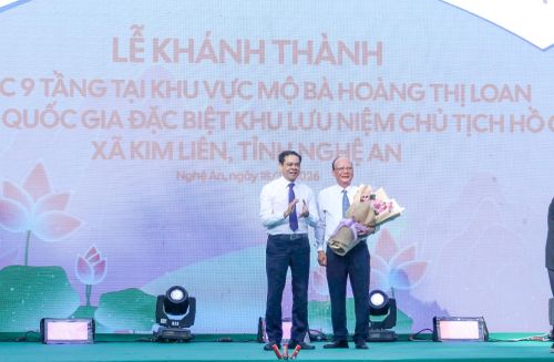 Chủ tịch UBND tỉnh Nghệ An Võ Trọng Hải tặng hoa Chủ tịch HĐQT Tập đoàn T&T Nguyễn Tất Thắng