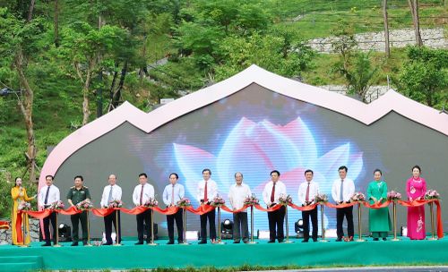 Các đại biểu cắt băng khánh thành công trình Thác 9 tầng