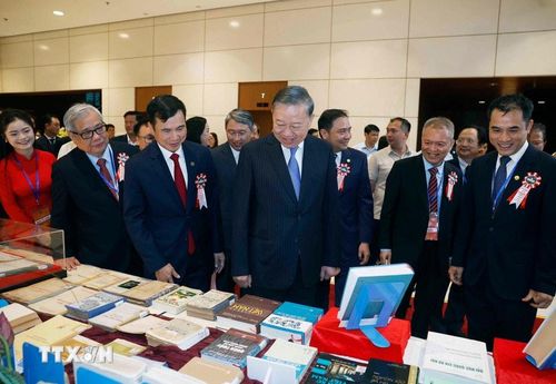 Tổng Bí thư, Chủ tịch nước Tô Lâm và các đại biểu tham quan trưng bày giới thiệu tại lễ kỷ niệm. Ảnh: Thống Nhất/TTXVN