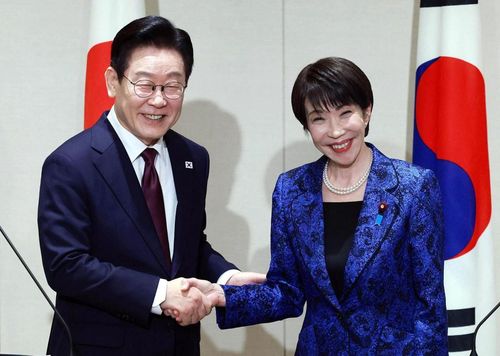 Tổng thống Hàn Quốc Lee Jae Myung và Thủ tướng Nhật Bản Takaichi Sanae tại tỉnh Nara, quê hương của bà Takaichi, ngày 13/1. Ảnh: Korea Times