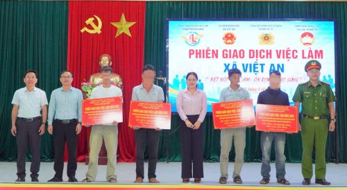 4 trường hợp được Ngân hàng Chính sách xã hội hỗ trợ vay vốn tại Phiên chợ việc làm xã Việt An.