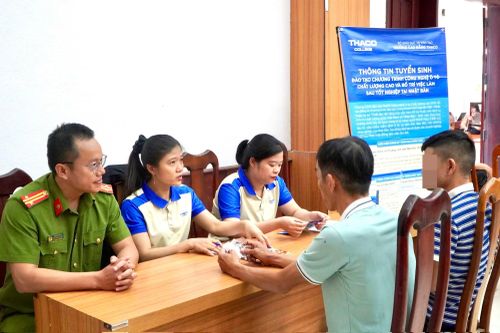 Nhiều người được tư vấn, hỗ trợ, giới thiệu việc làm tại Phiên chợ việc làm tổ chức ở xã Nông Sơn.