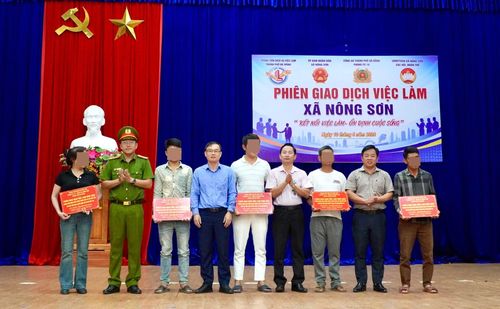 5 trường hợp được hỗ trợ vay vốn để phát triển kinh tế hộ gia đình tại Phiên chợ việc làm xã Nông Sơn.