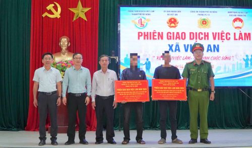 2 trường hợp tại xã Hiệp Đức được Ngân hàng Chính sách xã hội giải ngân vay vốn.