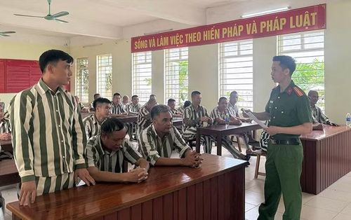 Phạm nhân học lớp tái hòa nhập cộng đồng.