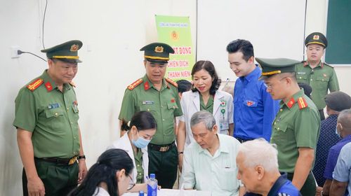 Đại tá Nguyễn Ngọc Quyền, Phó giám đốc Công an TP Hà Nội thăm hỏi, động viên đội hình khám, chữa bệnh, cấp phát thuốc miễn phí cho gia đình chính sách, người có công và nhân dân.