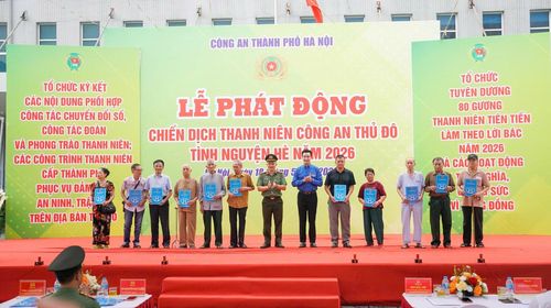 Tặng quà cho các gia đình chính sách, người có công.