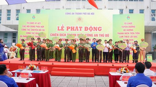 Lãnh đạo Công an TP Hà Nội tặng hoa, chúc mừng các đội hình thanh niên tình nguyện hè năm 2026.