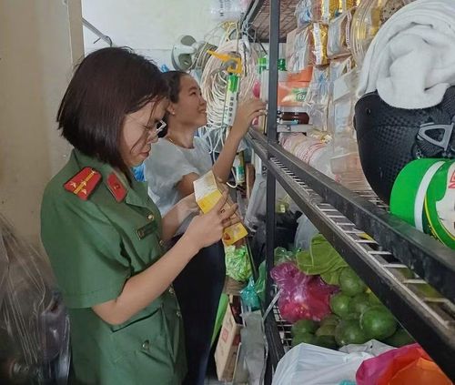 Công an xã Long Điền cùng Đoàn kiểm tra liên ngành xã kiểm tra toàn diện 11 cơ sở kinh doanh dịch vụ ăn uống và 53 cơ sở thức ăn đường phố.