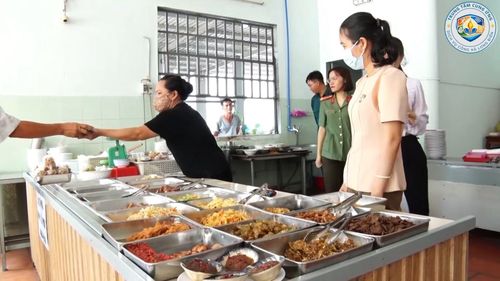 Lực lượng chức năng xã Long Điền trực tiếp giám sát quy trình chế biến, nguồn nước, nguồn gốc nguyên liệu và phụ gia...