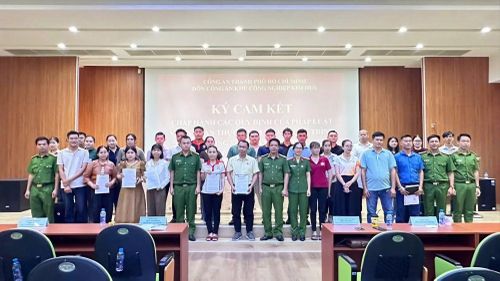  Các doanh nghiệp ký bản cam kết chấp hành nghiêm các quy định pháp luật về an toàn thực phẩm. 