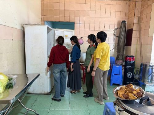  Lực lượng Công an Bà Rịa kiểm tra kỹ lưỡng điều kiện vệ sinh tại khu vực sơ chế, chế biến... 