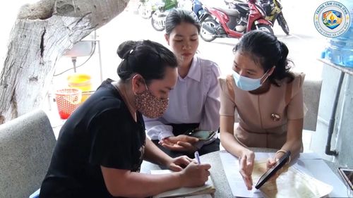 Lực lượng chức năng xã Long Điền làm việc với các chủ cơ sở.