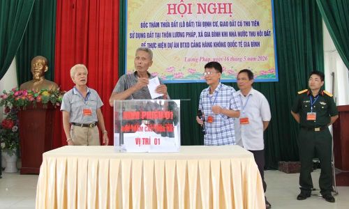 Người dân tham gia bốc thăm đất tái định cư.