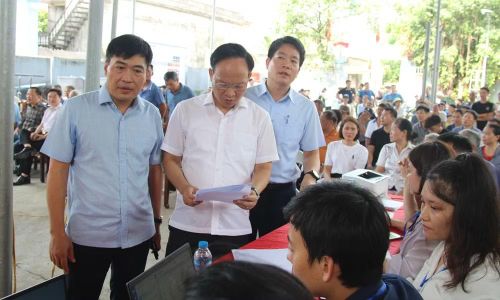 Lãnh đạo tỉnh Bắc Ninh gặp gỡ người dân Gia Bình trước buổi bốc thăm.