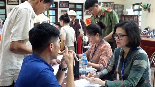 Cán bộ Công an Bắc Ninh bảo vệ ANTT tại buổi bốc thăm.