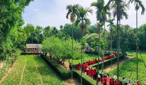 Du khách đến tham quan quê ngoại Bác Hồ.