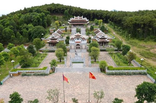 Đền Chung Sơn nơi thờ tự gia tiên bên ngoại và nội của gia đình Bác Hồ ở xã Kim Liên, Nghệ An.