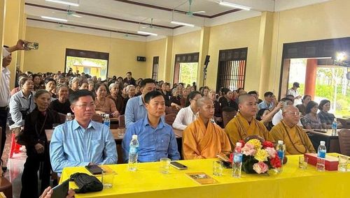 Chư Tôn đức Tăng, đại diện chính quyền và bà con nhân dân phật tử tham dự.