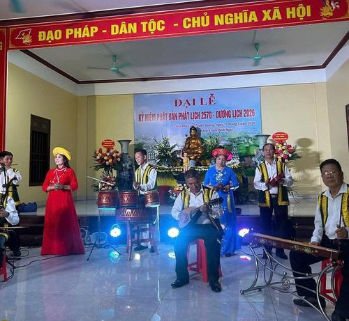 Các đội văn nghệ quần chúng Phường Mỹ Lâm đã hát múa kính mừng đức Phật Đản sinh, kính mừng ngày sinh nhật Bác Hồ, ca ngợi quê hương đất nước ngày càng đổi mới và phát triển.