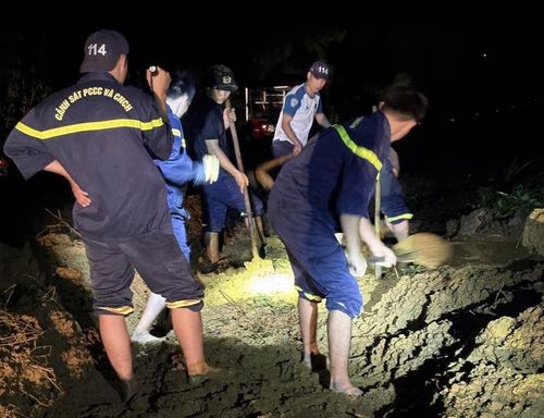 Lực lượng cảnh sát phòng cháy chữa cháy và cứu hộ cứu nạn (Công an tỉnh) hỗ trợ người dân nạo vét bùn đất khắc phục hậu quả thiên tai.
