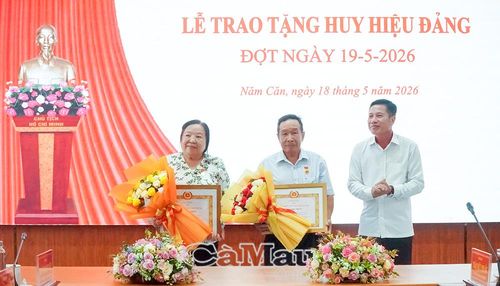 Trưởng ban Nội chính Tỉnh ủy Trần Hữu Phước trao Huy hiệu 45 năm tuổi Đảng cho đồng chí Trần Thanh Thủy (Chi bộ Ấp 7) và đồng chí Phạm Công Nhân (Chi bộ ấp Cái Nai).