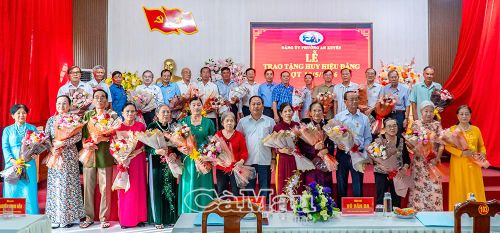 Đảng bộ phường An Xuyên có 36 đảng viên vinh dự nhận Huy hiệu Đảng trong dịp kỷ niệm 136 năm Ngày sinh Chủ tịch Hồ Chí Minh.