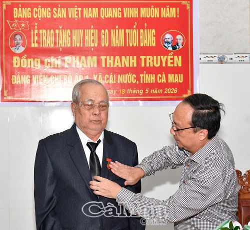 Phó Chủ tịch HĐND tỉnh Phan Hoàng Vũ trân trọng trao Huy hiệu 60 năm tuổi Đảng cho đồng chí Phạm Thanh Truyền, đảng viên Chi bộ Ấp 1, xã Cái Nước.