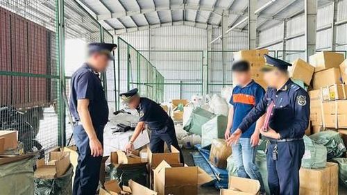 Các cán bộ Hải quan triển khai nhiệm vụ và tang vật bị thu giữ