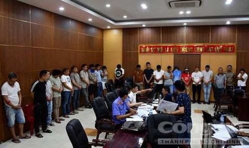 Cơ quan chức năng tống đạt các quyết định đối với đối tượng trong đường dây cá độ bóng đá 350 tỷ đồng.