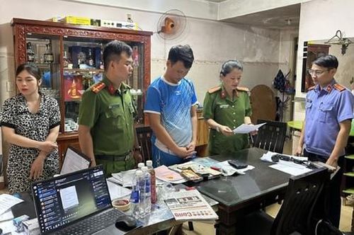 Cơ quan chức năng khám xét nơi ở của đối tượng cùng tang vật liên quan.