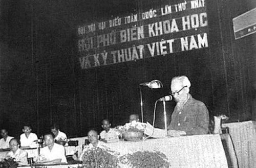 Chủ tịch Hồ Chí Minh phát biểu tại Đại hội Đại biểu toàn quốc lần thứ nhất Hội Phổ biến khoa học và kỹ thuật Việt Nam. Ảnh tư liệu