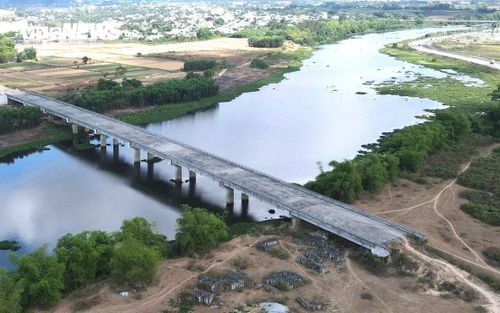 Việc công trình "đứng hình" suốt nhiều năm đã ảnh hưởng rất lớn đến việc đi lại của người dân, nhất là vào mùa mưa lũ.