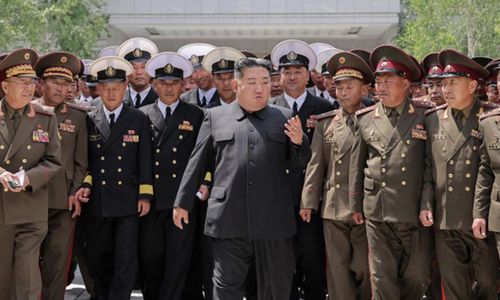 Lãnh đạo Triều Tiên Kim Jong-un trong cuộc gặp với các chỉ huy quân đội hôm 17/5. (Ảnh: KCNA)