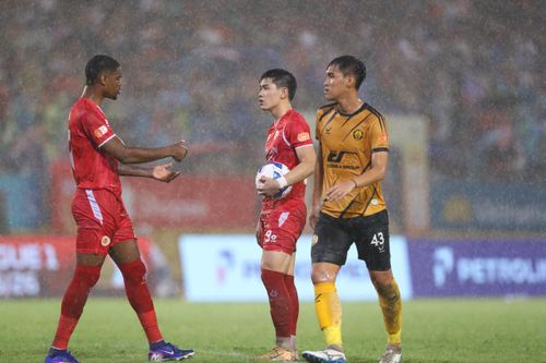 Đình Bắc và ngoại binh Alan Sebastiao tranh cãi ở tình huống phạt đền.