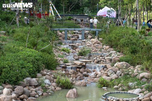 Công trình gồm 9 tầng thác liên hoàn, tượng trưng cho 9 chữ cù lao: Sinh, Cúc, Phủ, Súc, Trưởng, Dục, Cố, Phục, Phúc. Đây là lời nhắc nhở về công lao sinh thành, dưỡng dục của cha mẹ đối với con cái, đồng thời thể hiện đạo lý hiếu nghĩa trong văn hóa truyền thống Việt Nam.