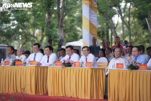 Ủy viên Bộ Chính trị, Giám đốc Học viện Chính trị quốc gia Hồ Chí Minh Đoàn Minh Huấn; Phó Thủ tướng Lê Tiến Châu cùng các lãnh đạo, nguyên lãnh đạo Đảng, Nhà nước; lãnh đạo các ban, bộ, ngành Trung ương và địa phương cùng tham dự sự kiện.