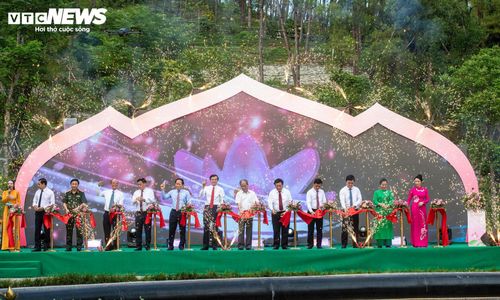 Các đại biểu thực hiện nghi thức khánh thành công trình thác 9 tầng tại khu vực mộ bà Hoàng Thị Loan, thuộc Khu di tích quốc gia đặc biệt Kim Liên, tỉnh Nghệ An.