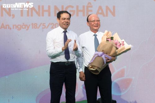 Ông Võ Trọng Hải - Chủ tịch UBND tỉnh Nghệ An - tặng hoa cho đại diện Tập đoàn T&T Group.