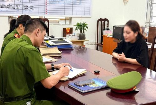 Công an lấy lời khai của bị can Bàn Thị Tâm - mẹ của bé 4 tuổi bị bạo hành dẫn đến tử vong. Ảnh: CÔNG AN THÀNH PHỐ HÀ NỘ