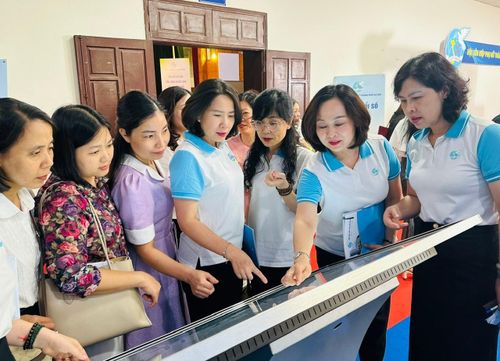 Các đại biểu trải nghiệm không gian trưng bày giới thiệu những sản phẩm truyền thông với bản đồ số 126 Hội Phụ nữ xã, phường. Ảnh: Bảo Lâm