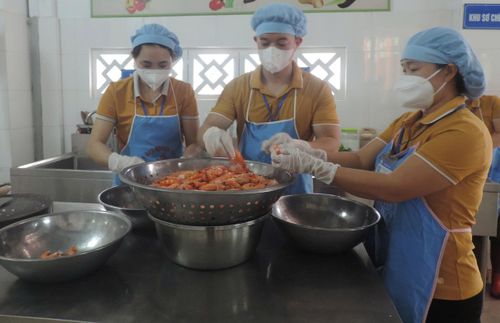 Xã Thuận An cũng tăng cường kiểm tra, giám sát nhằm bảo đảm an toàn thực phẩm. Ảnh: Vân Thư