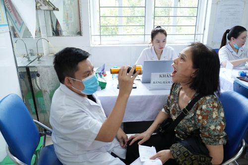 Việc khám và tư vấn sức khỏe định kỳ có ý nghĩa đặc biệt quan trọng trong phòng ngừa các bệnh lây truyền qua đường ăn uống. Ảnh: Vân Thư