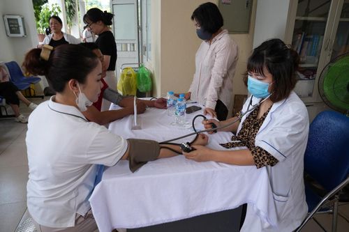 Chủ và nhân viên các cơ sở sản xuất, kinh doanh thực phẩm, hàng ăn trên địa bàn xã Thuận An được khám sức khỏe. Ảnh: Vân Thư