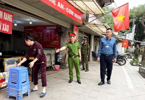 Phường Ô Chợ Dừa rà soát những vấn đề nổi cộm, dân sinh bức xúc để giải quyết gắn với việc học và làm theo Bác. Ảnh: Võ Giang